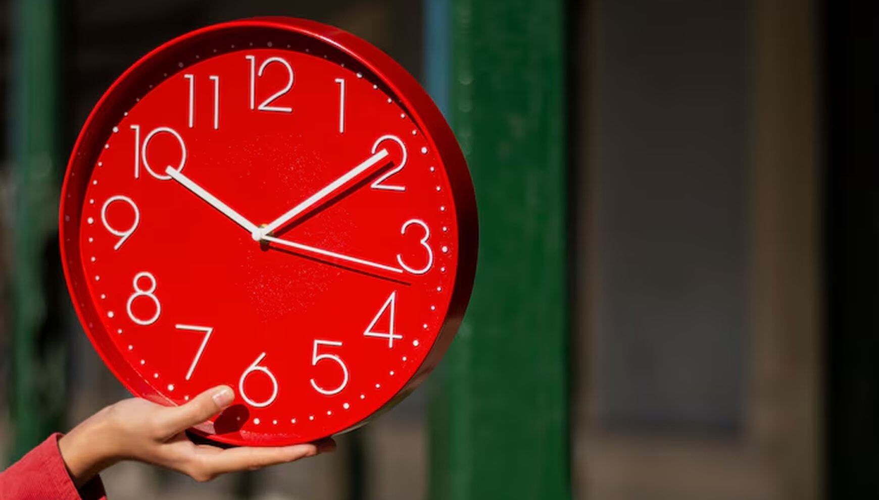 Algunos relojes modifican su hora de forma manual (Foto: Freepik)