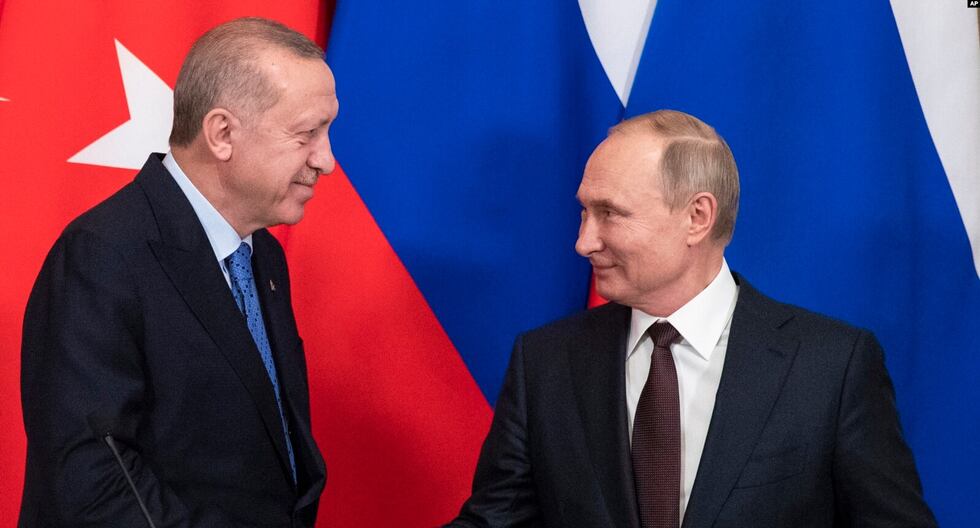 El presidente ruso, Vladimir Putin, a la derecha, y el presidente turco, Recep Tayyip Erdogan, se dan la mano durante una conferencia de prensa después de sus conversaciones en el Kremlin, el 5 de marzo de 2020. (FOTO: AP).