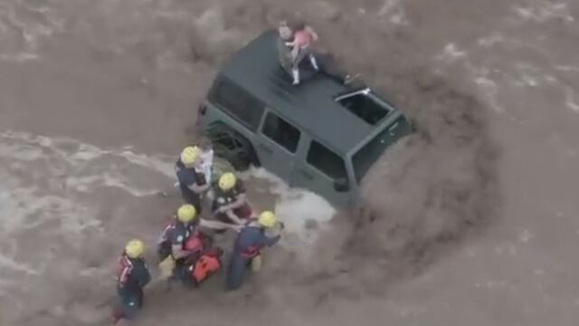 El dramático rescate de una familia atrapada en el techo de su auto por las inundaciones en EE.UU. | VIDEO 