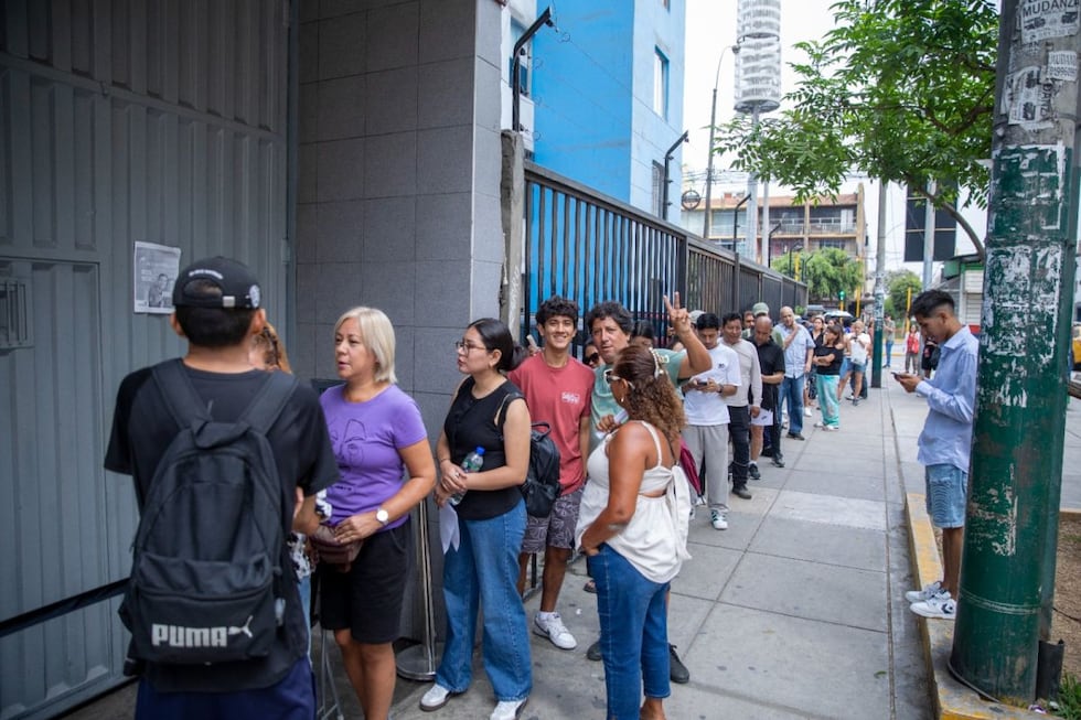 Cientos de personas forman largas colas desde tempranas horas en las sedes del Registro Nacional de Identificación y Estado Civil (Reniec) ubicadas en los distritos de Jesús María y San Borja. Foto: Giancarlo Avila / @photo.gec