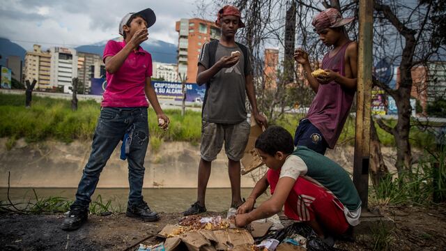 El drama de los niños abandonados que comen de la basura en Venezuela | FOTOS