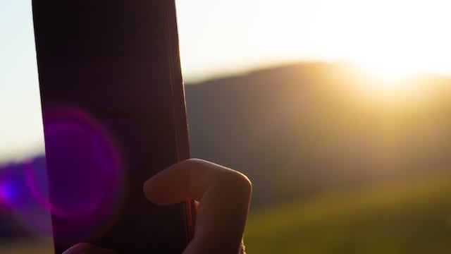 Eclipse solar: la NASA advierte que apuntar tu teléfono directamente al sol puede dañar la cámara