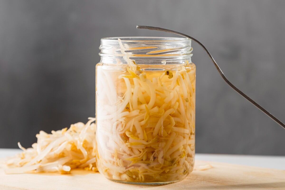 Es un alimento fermentado rico en probióticos y vitaminas, que se utiliza como acompañamiento o ingrediente en diversas recetas. (Foto referencial: Freepik)