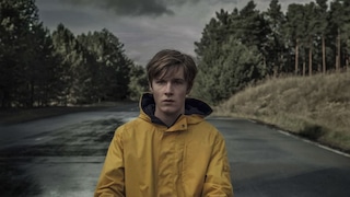 “Dark” 3: el impermeable amarillo, la única constante en los tres mundos de la serie de Netflix