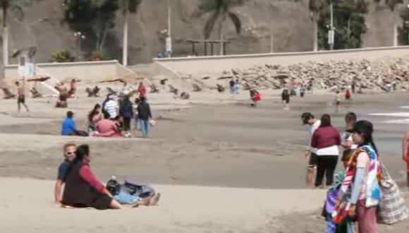Así luce la playa de Chorrillos en el segundo domingo de mayo. Foto: captura TV Perú