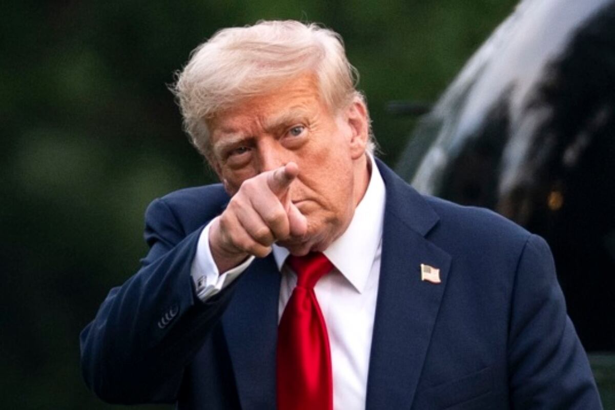 El presidente de Estados Unidos, Donald Trump, señala tras salir del Marine One en el Jardín Sur de la Casa Blanca en Washington, D.C., EE. UU., el 13 de julio de 2025. (Foto: EFE/EPA/BONNIE CASH / POOL)