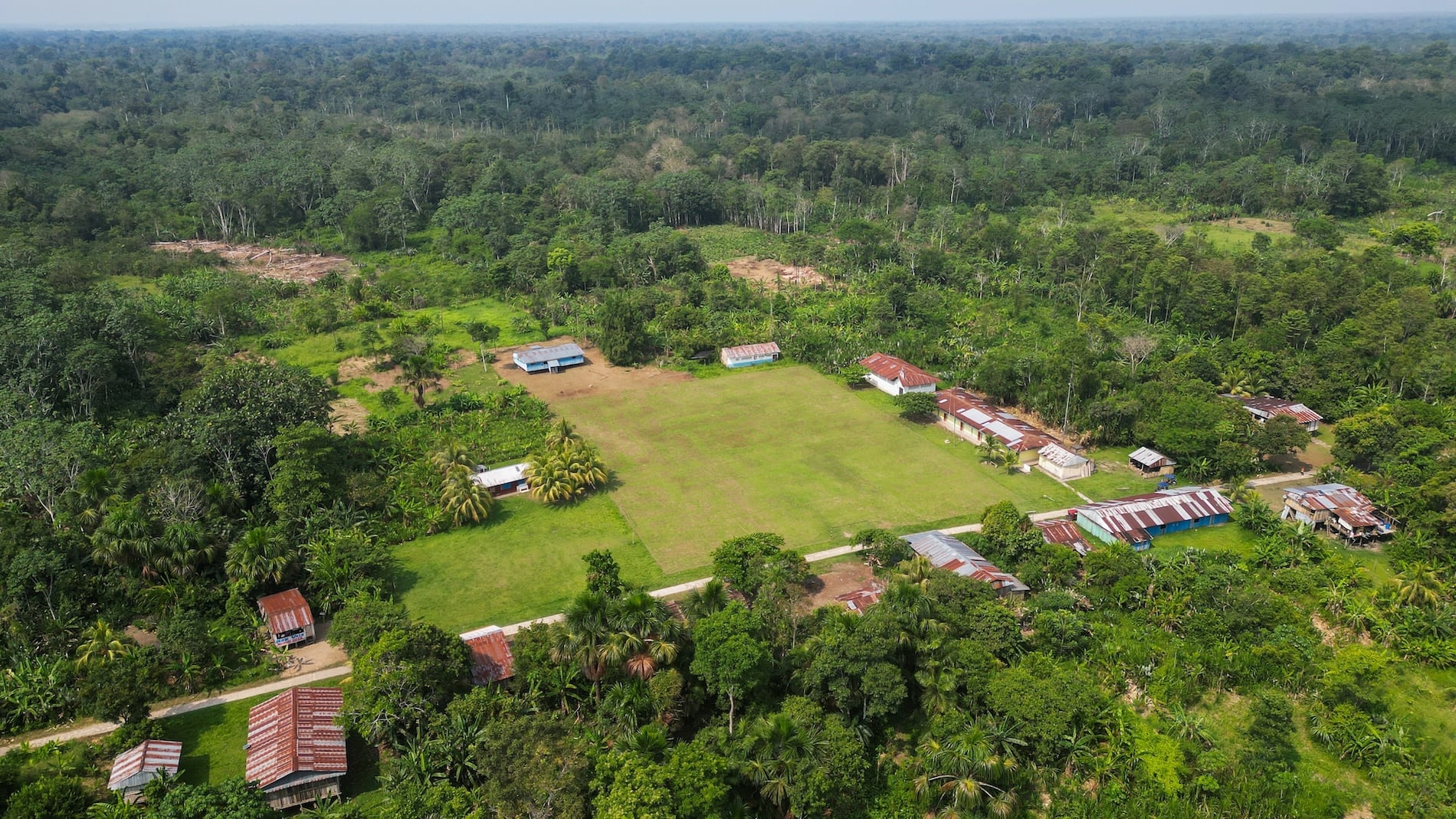 Vista aérea de una de las comunidades nativas en Loreto y sus alrededores durante la colocación de las coordenadas e hitos para el proceso de titulación de la comunidad. Foto: cortesía Sebastian Castañeda/Rainforest Foundation US