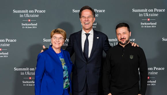 (De izquierda a derecha) La presidenta federal suiza, Viola Amherd, el primer ministro de los Países Bajos, Mark Rutte, y el presidente ucraniano, Volodymyr Zelensky, posan antes de la apertura de la Cumbre sobre la paz en Ucrania, en el lujoso complejo turístico de Burgenstock, cerca de Lucerna, el 15 de junio de 2024. (Foto de ALESSANDRO DELLA VALLE / PISCINA / AFP)