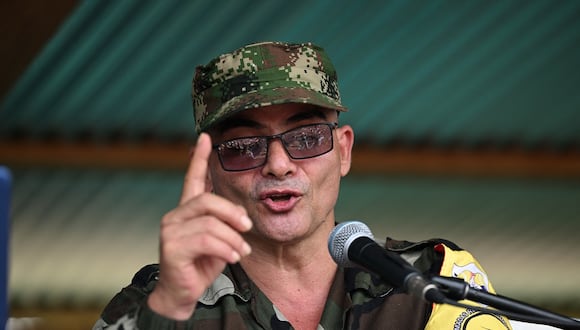 El máximo comandante de la disidencia de las FARC-EP, alias 'Iván Mordisco', habla durante una reunión con comunidades locales en San Vicente del Caguán, departamento de Caquetá, Colombia, el 16 de abril de 2023. (Foto de JOAQUIN SARMIENTO / AFP)