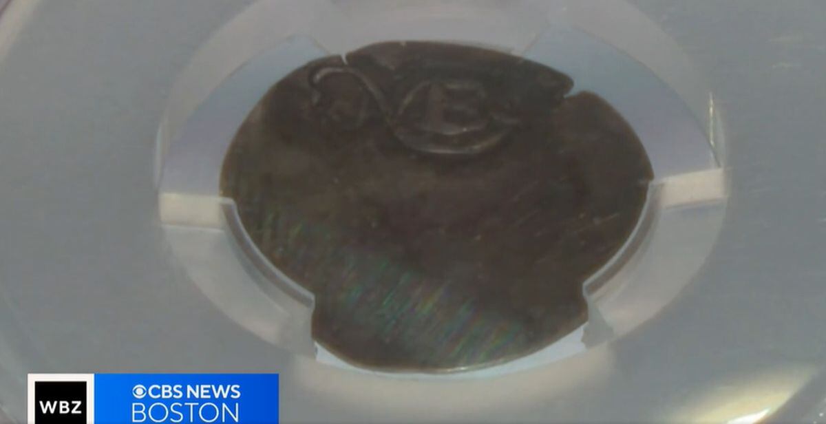 Esta moneda fue conseguida en una tienda de los Países Bajos (Foto: CBS News Boston)