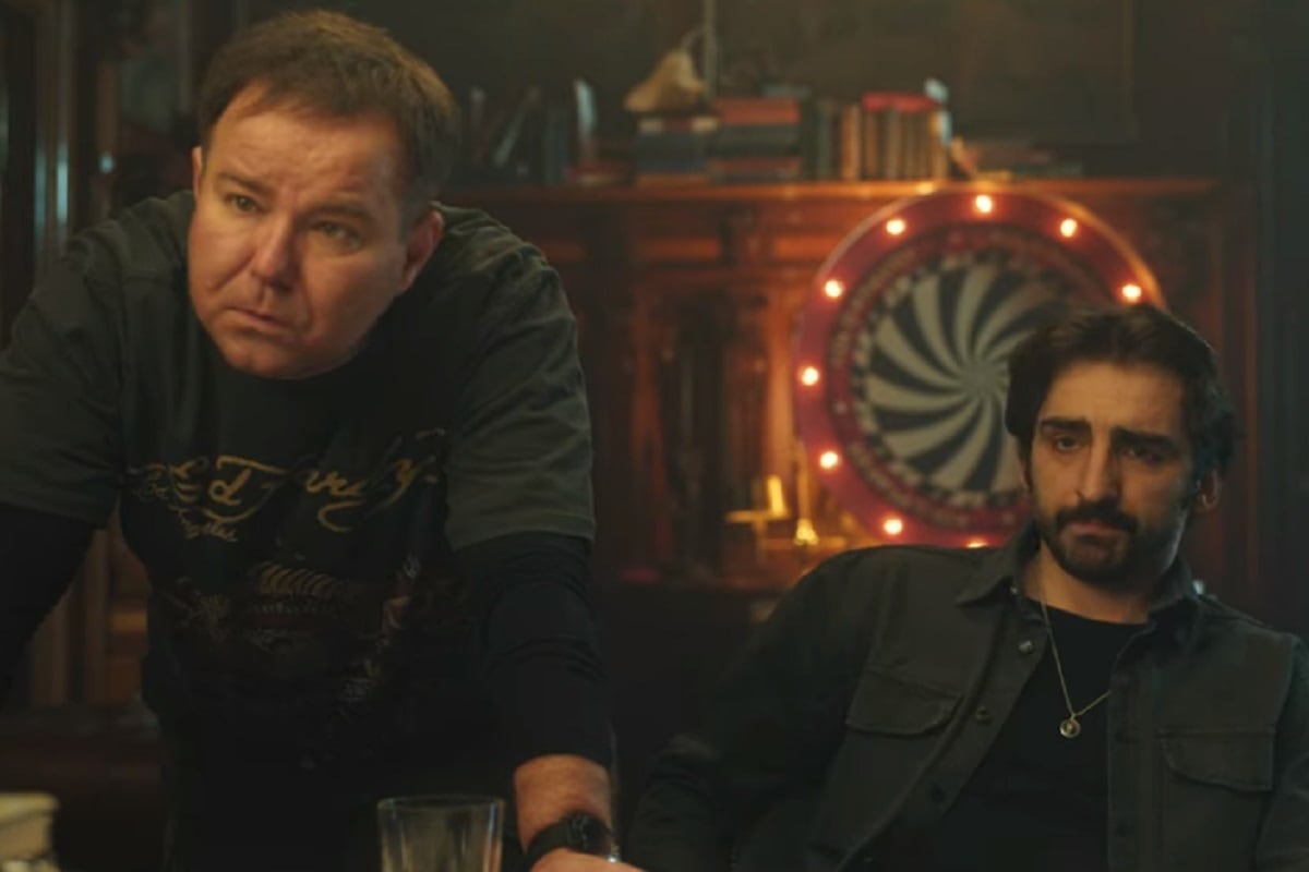 Los hombres que se hicieron pasar por policías para conseguir la patentes de Wladyslaw en la película polaca "La herencia del tío" (Foto: Netflix)