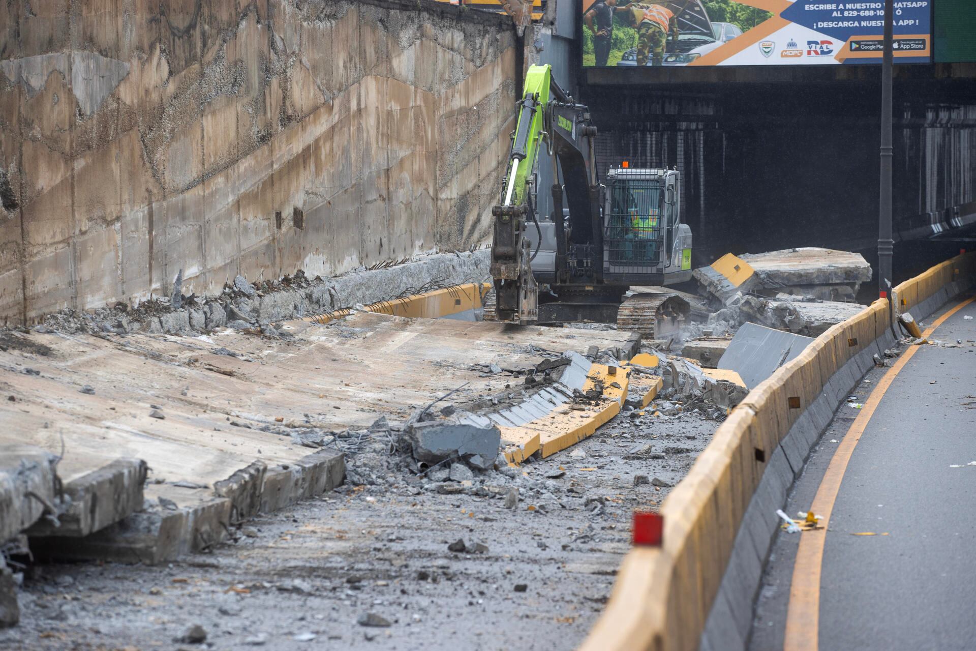 Personal de obras públicas trabajan en el paso a desnivel de la avenida 27 de Febrero en Santo Domingo (República Dominicana), donde 9 personas murieron por el colapso de un muro sobre los carros que pasaban. (EFE/Orlando Barría).