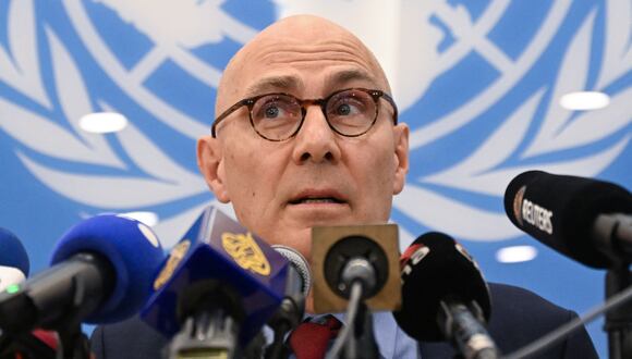 El Alto Comisionado de las Naciones Unidas para los Derechos Humanos, Volker Turk, escucha las preguntas de los periodistas durante una conferencia de prensa en la oficina de las Naciones Unidas en Putrajaya el 4 de junio de 2024. (Foto de Mohd RASFAN / AFP)