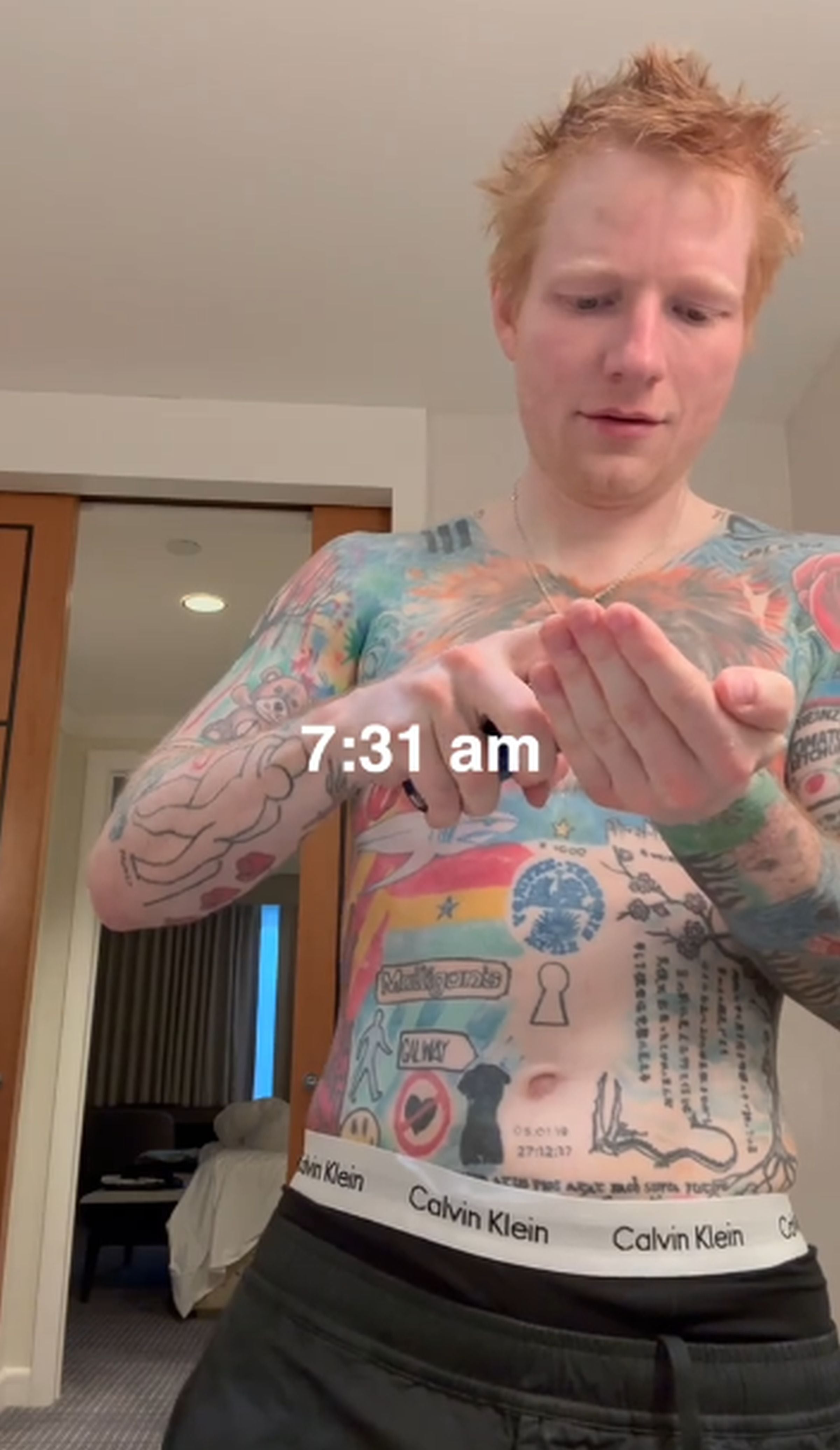 Ed Sheeran, a la hora de mostrar su “rutina matutina”, llegó a enfocarse con el torso desnudo, lo que permitió ver la gran cantidad de tatuajes que tiene. (Foto: @edsheeran / TikTok)