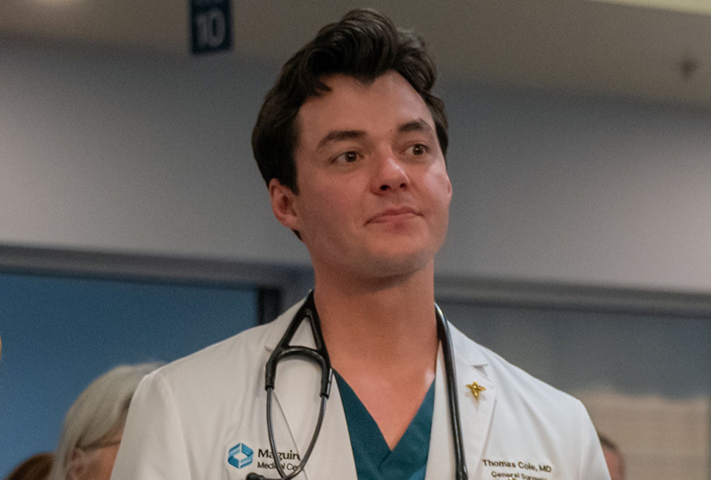 Jack Bannon como Tom Cole en una escena de la serie médica "Pulso" (Foto: Netflix)