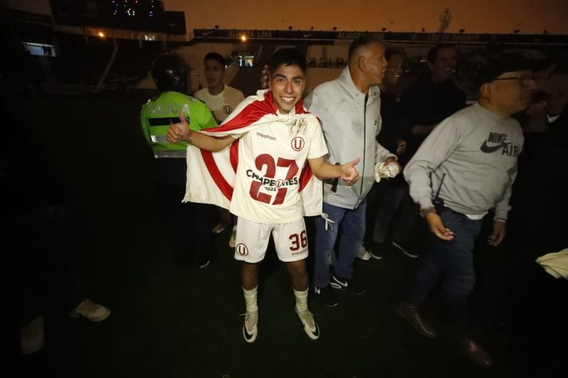 Piero Quispe feliz tras ganar el título nacional con la 'U'.