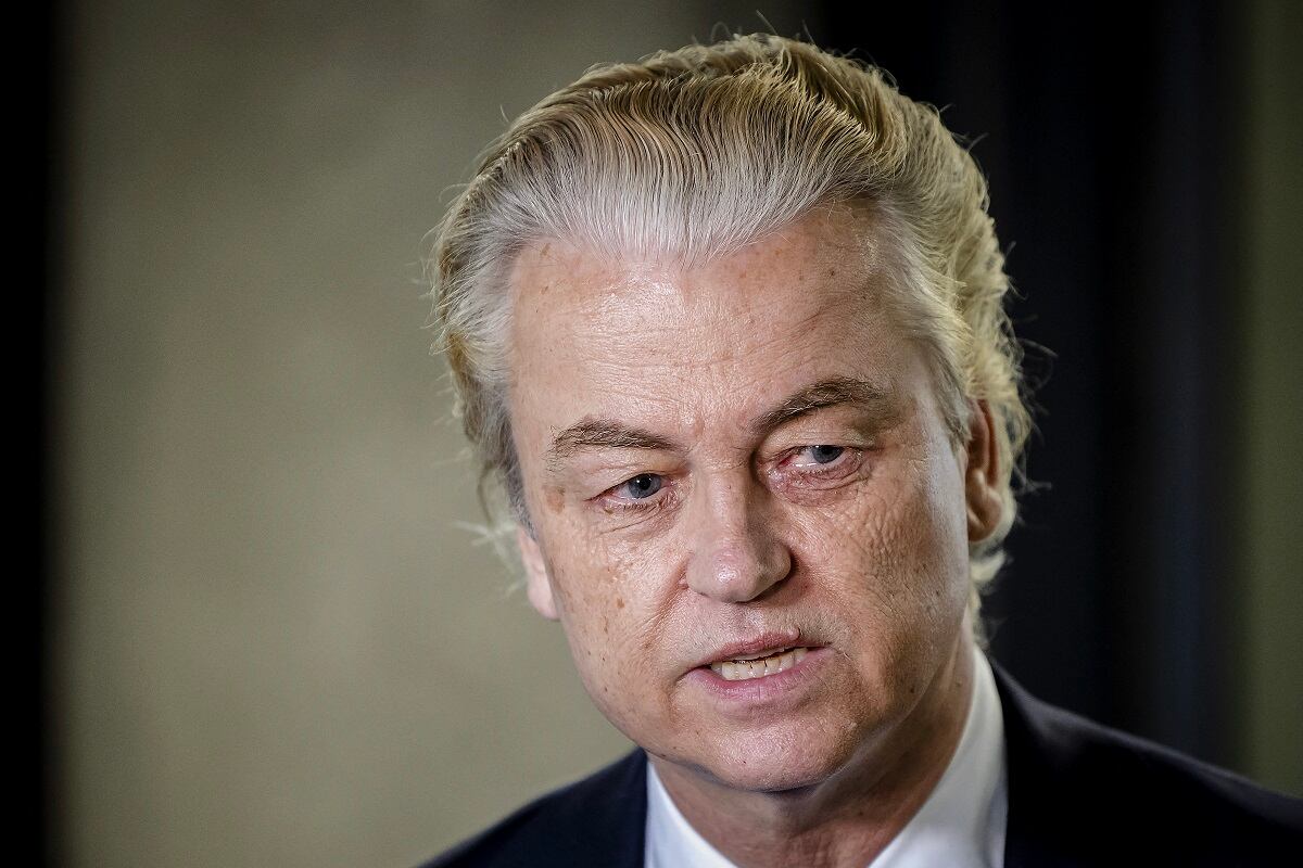 El líder del Partido Holandés por la Libertad (PVV), Geert Wilders, observa su llegada para asistir a las conversaciones de formación entre las facciones PVV, VVD, NSC y BBB, en La Haya, el 15 de mayo de 2024. (Foto de Sem van der Wal / ANP / AFP)
