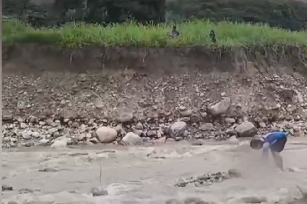 Colapso de puente en Gran Chimú deja dos fallecidos y una sobreviviente. (Foto: Captura/América Noticias)