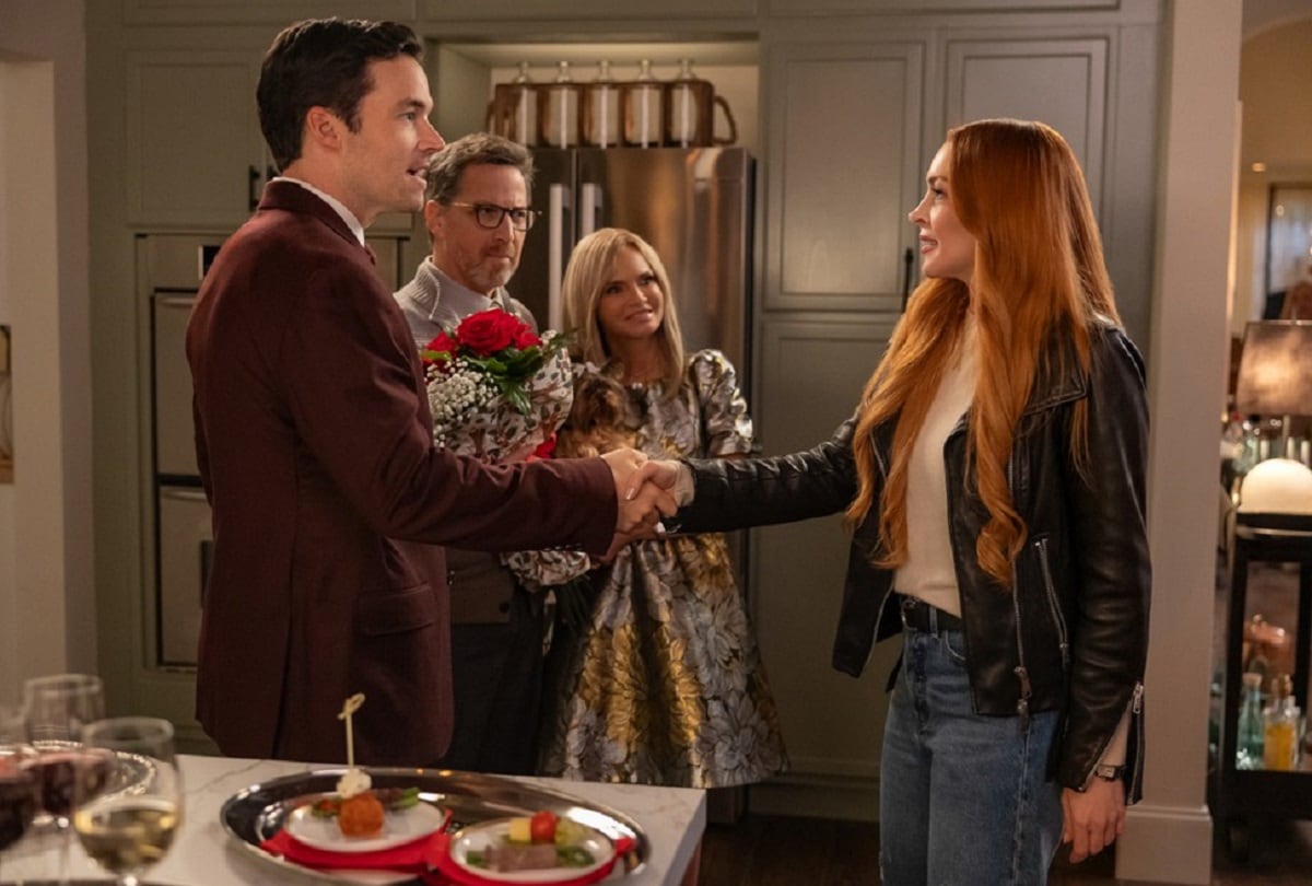 Logan (Ian Harding) y Avery (Lindsay Lohan) fingen no conocerse frente a sus suegros en la película navideña "Nuestro secretito" (Foto: Netflix)