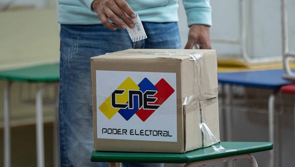 Un hombre vota en el simulacro electoral, en Caracas, Venezuela, el 30 de junio de 2024. (Foto de Ronald Peña / EFE)