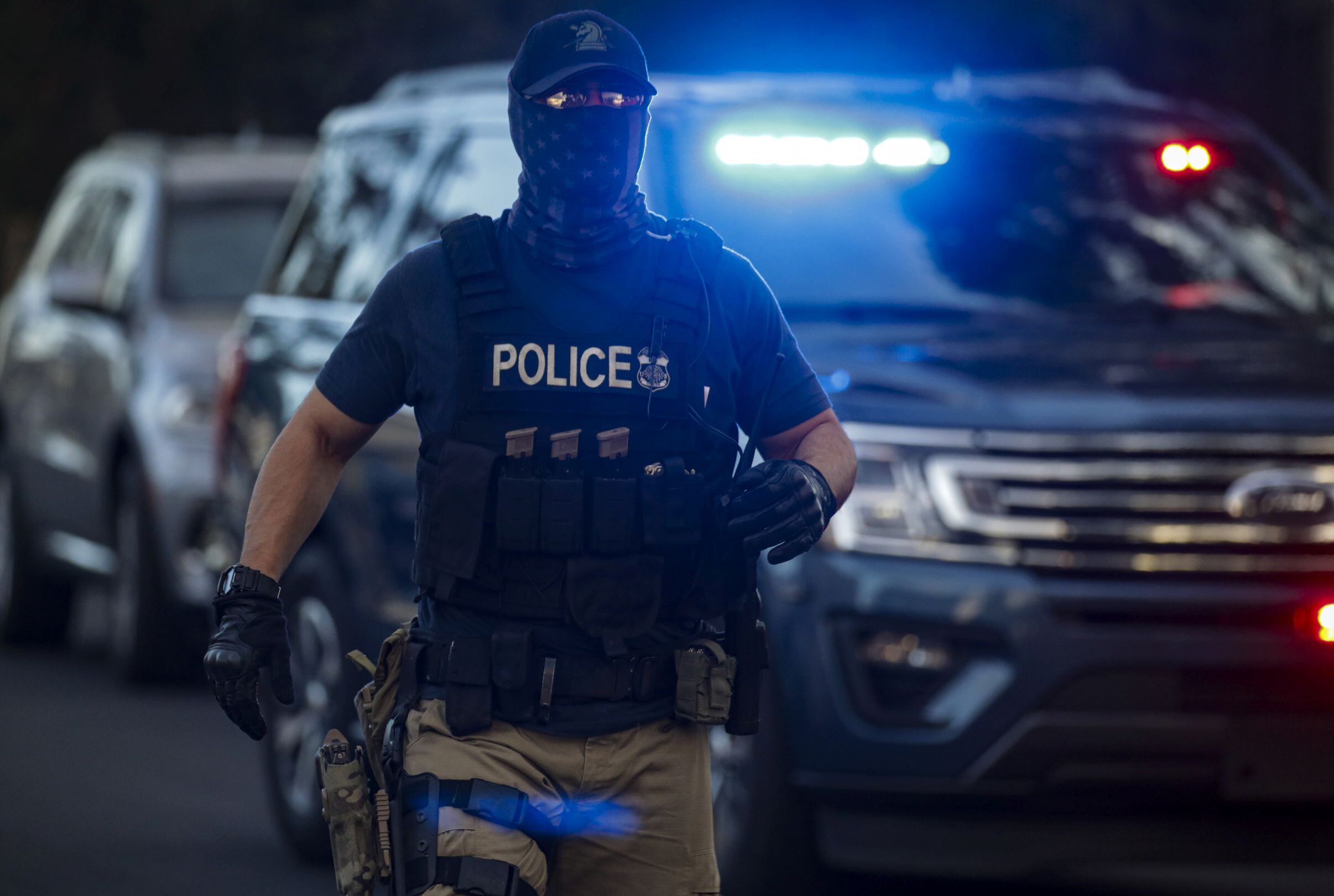 El momento en que un funcionario del Servicio de Inmigración y Control de Aduanas (ICE) busca arrestar a un inmigrante ilegal. (Foto: Irfan Khan / Los Angeles Times vía Getty Images)