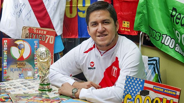 El peruano que colecciona álbumes de fútbol de todo el mundo