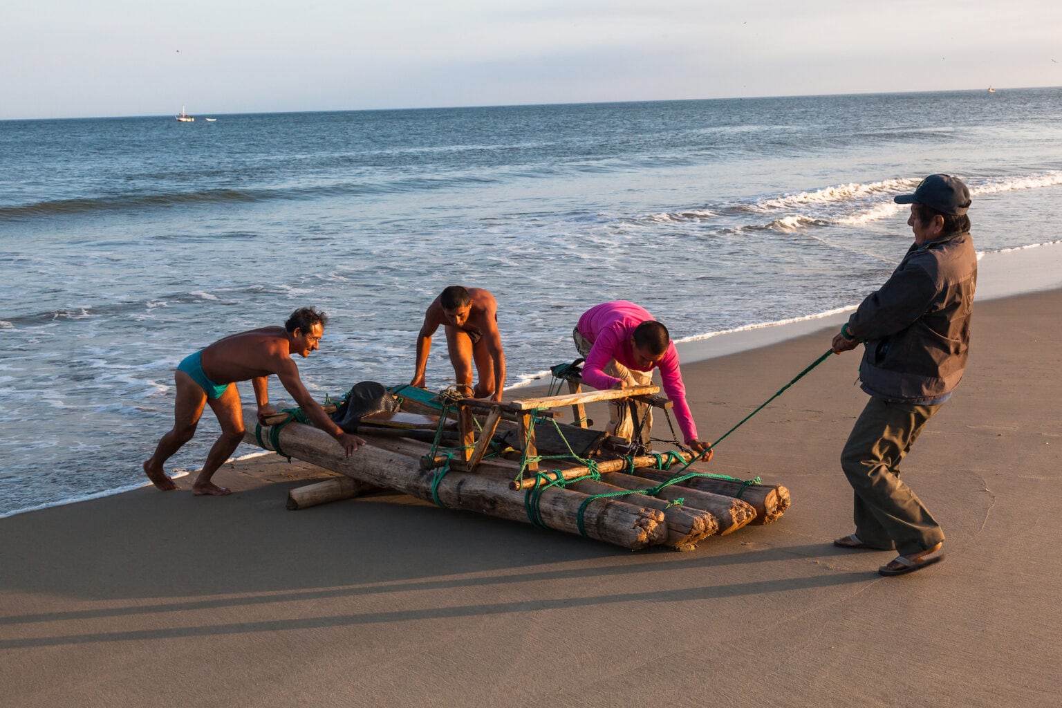 Pescadores artesanales en una balsa luego de una faena de pesca en Máncora, Piura, en el norte de Perú. Foto: Oceana.