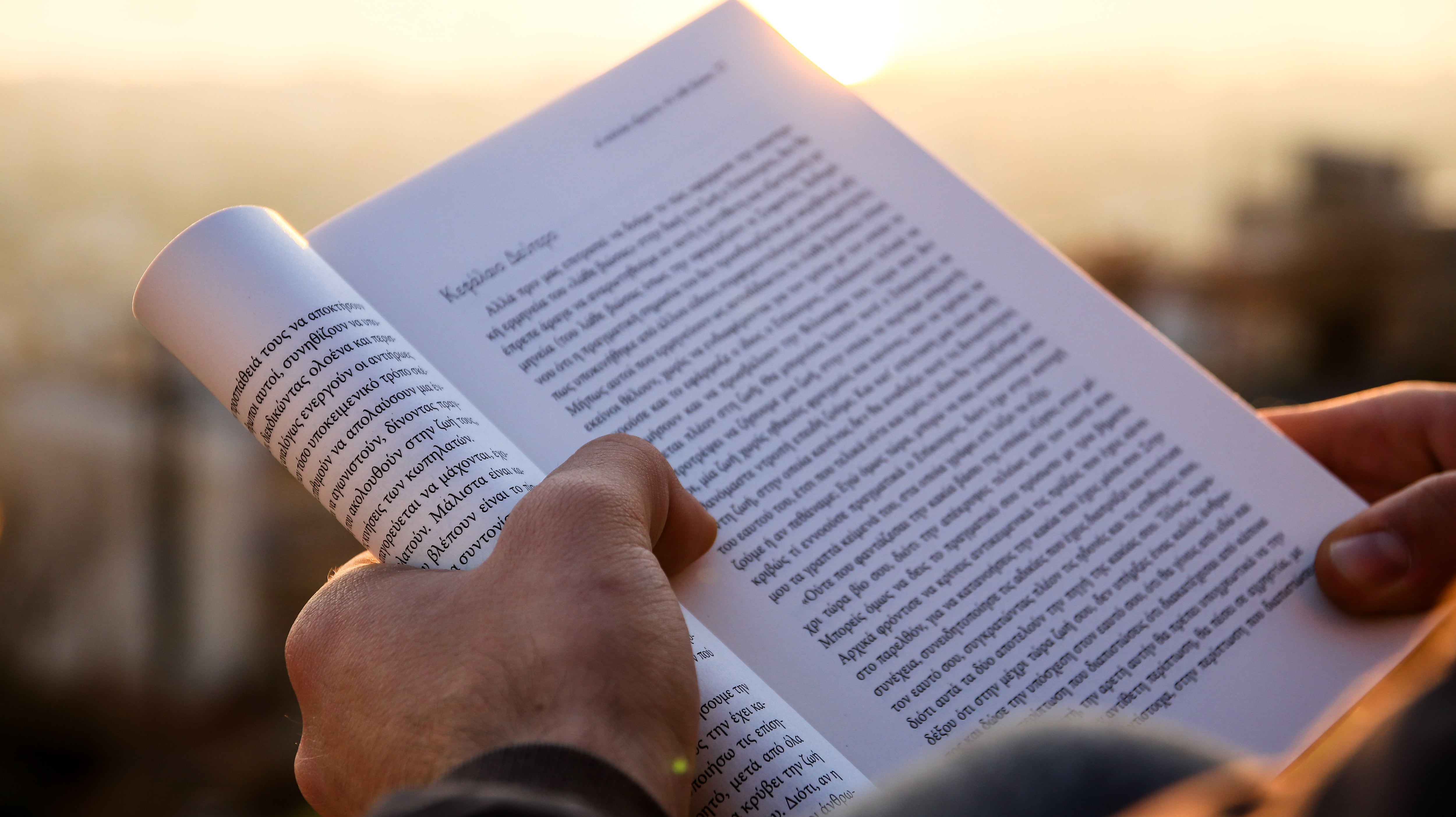 Existen personas que tienen esta costumbre bien marcada, lo cual no suele ser recomendable en la lectura. (Crédito: Pexels / Imagen referencial)