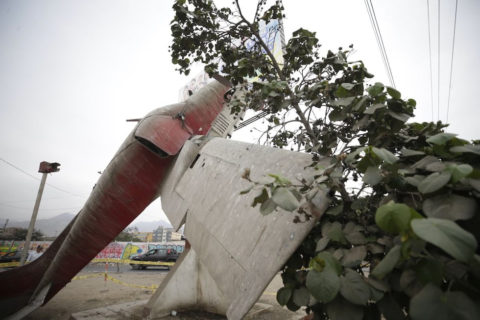 La avioneta era usada por personas de mal vivir para consumir bebidas alcohólicas y sustancias ilícitas. Fotos: César Bueno @photo.gec