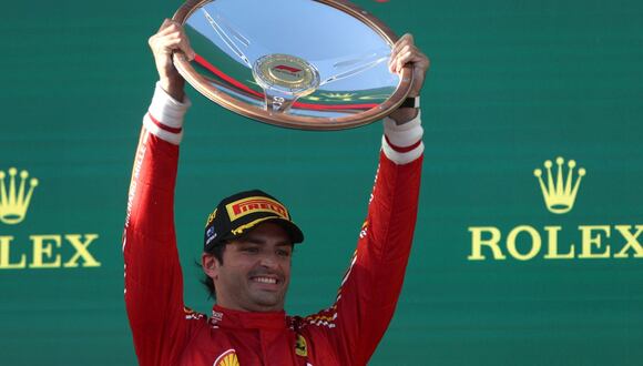 Carlos Sainz Jr celebra con el trofeo en el podio después del Gran Premio de Australia de Fórmula 1 | Foto: AFP