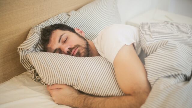 La hora ideal para dormir y lograr un sueño de calidad, según un experto de la Universidad de Stanford