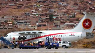 Avión no pudo despegar de aeropuerto del Cusco y quedó al final de la pista