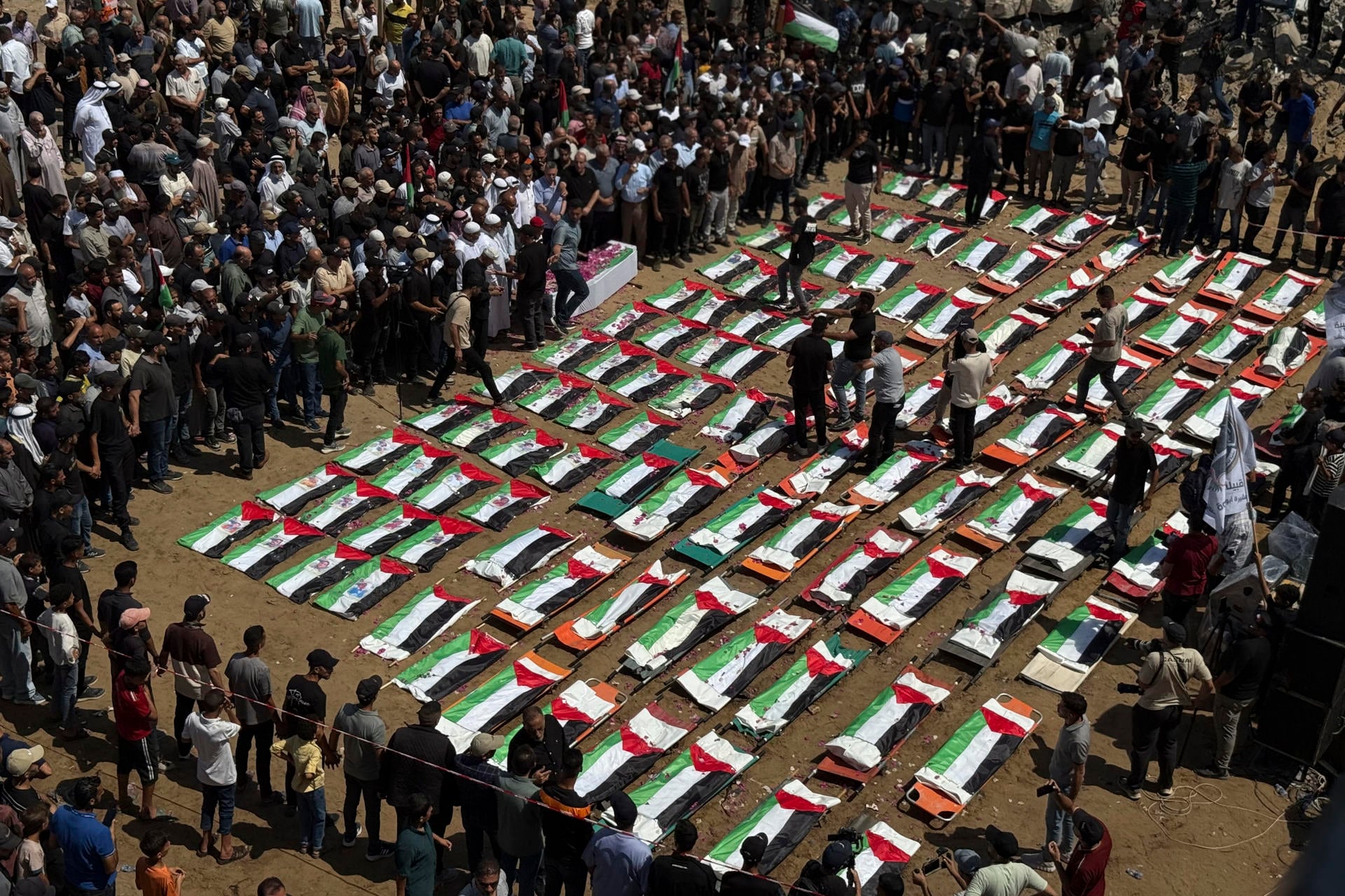 Entierro masivo de 112 miembros de una misma familia, incluidos niños, mujeres, hombres y ancianos, cuyos cadáveres fueron recuperados de entre los escombros en Gaza después de que el Ejército israelí bombardeara sus casas. (EFE/ Ahmad Awad).
