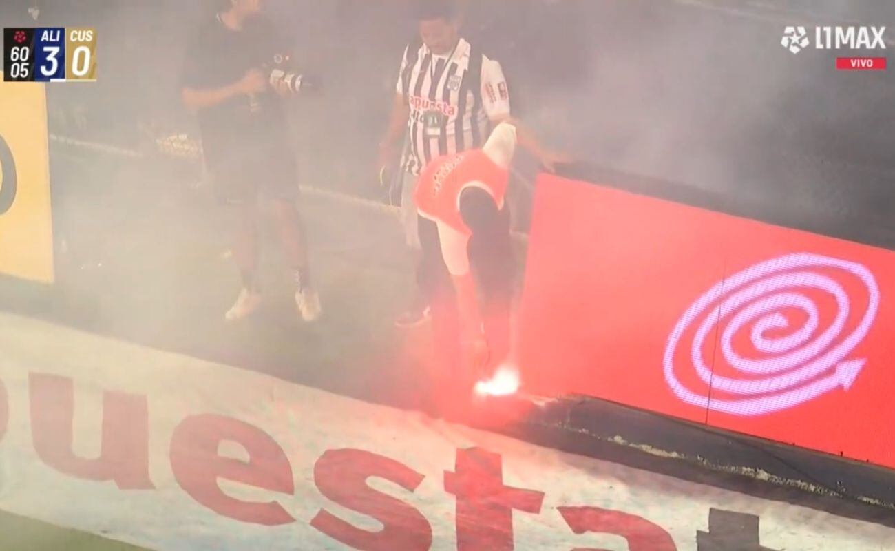 Partido entre Alianza Lima vs Cusco FC tuvo que ser paralizado en Matute por caída de una bengala. (Captura: L1MAX)