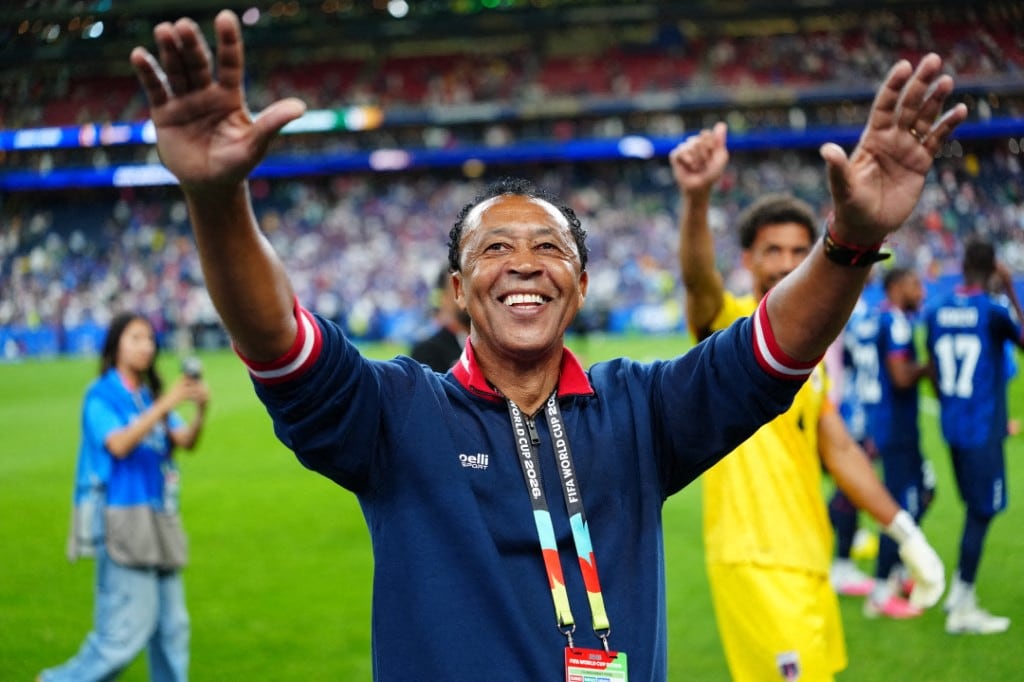 Bubista, técnico de Cabo Verde, celebró la histórica clasificación en el Mundial con un habano en los vestuarios