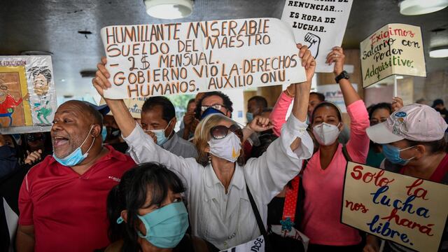 Maestros marchan y exigen un aumento salarial en Venezuela