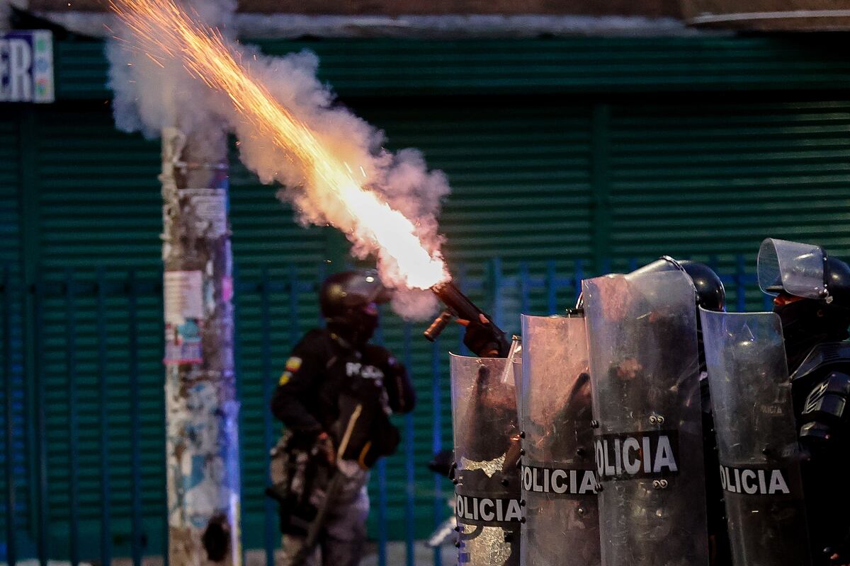Policías se enfrentan con manifestantes durante una protesta contra Daniel Noboa, por el alza del diésel y en apoyo a los manifestantes indígenas de la provincia de Imbabura, en Quito, Ecuador, el 30 de septiembre de 2025. (Foto de José Jácome / EFE)