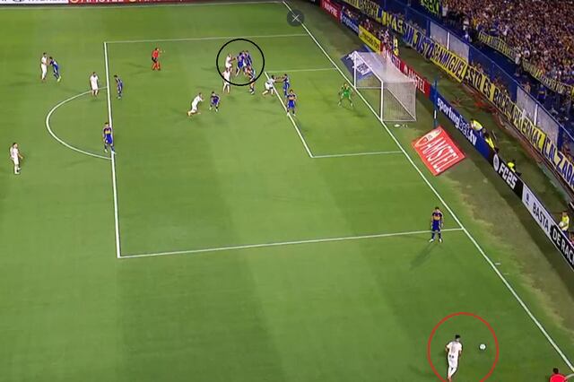 Tiro libre para Alianza y Ceppelini va a ejecutar la falta. En el área, las parejas están formadas, pero Garcés y Barcos están juntos para la cortina pensaba. Captura ESPN