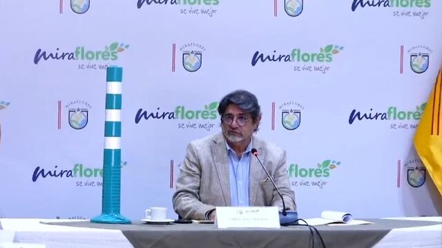 Canales buscó rechazar las críticas de un grupo de vecinos que aseguran que dichos elementos tiene un tono celeste, el cual está asociado al partido de Renovación Popular.