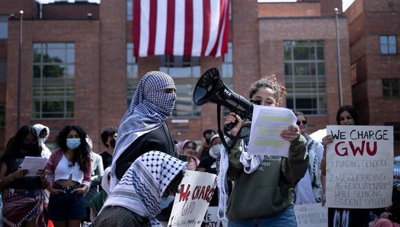 Manifestantes celebran un juicio simulado mientras se reúnen en un campamento pro palestino en la Universidad George Washington en Washington, DC, el 3 de mayo de 2024. (Foto de Brendan Smialowski / AFP)