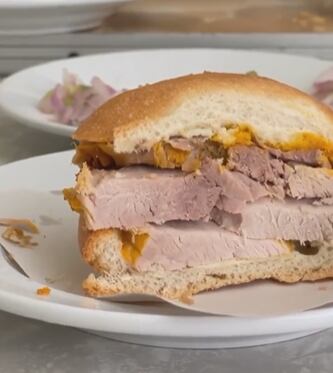 La taberna El Carbone fue inaugurada en 1923 y hoy se sigue manteniendo como una de las más visitadas, con el mismo sabor de antaño. (Foto: Paola Miglio / Instagram)