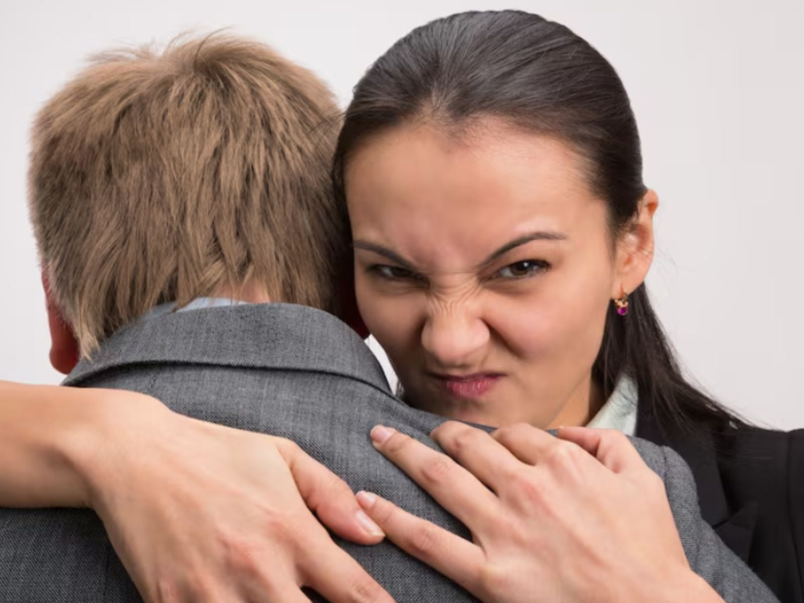 Evitar un abrazo o cualquier gesto de cariño revela mucho que lo que sientes. (Crédito: Freepik / Imagen con fines referenciales)