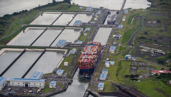 Un buque portacontenedores transita por las esclusas de Cocolí, en el Canal de Panamá en Ciudad de Panamá, Panamá, el 22 de agosto de 2023. (Foto de Bienvenido Velasco / EFE)