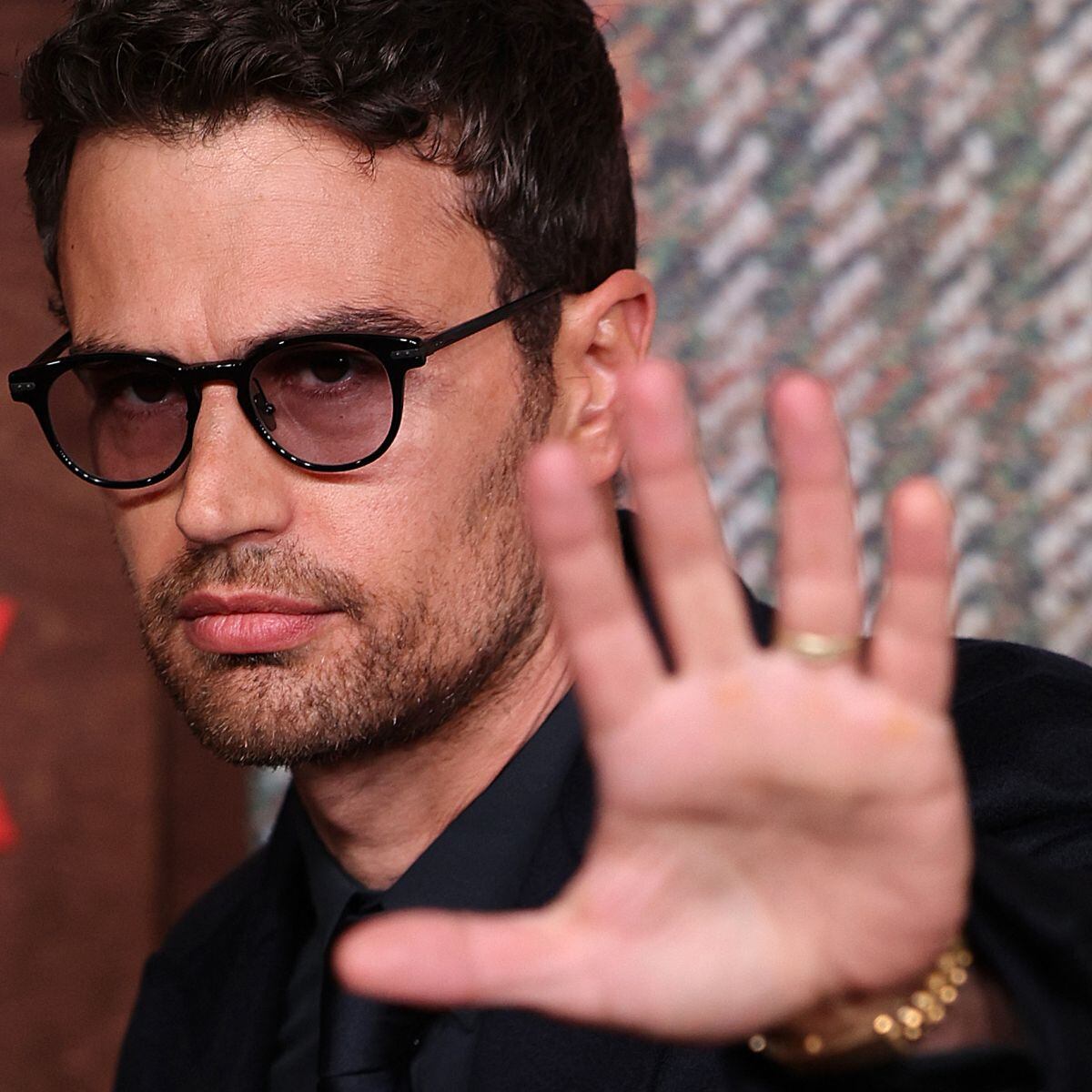Theo James posa en la alfombra roja a su llegada para asistir al estreno mundial de la serie británica "The Gentlemen" en el centro de Londres el 5 de marzo de 2024 (Foto: Adrian Dennis / AFP)