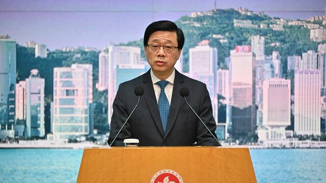 Líder de Hong Kong insta a activistas buscados a rendirse o “pasarán días con miedo”