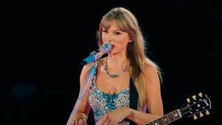 Taylor Swift aterriza en Los Ángeles en la víspera del Super Bowl, tras su show en Tokio