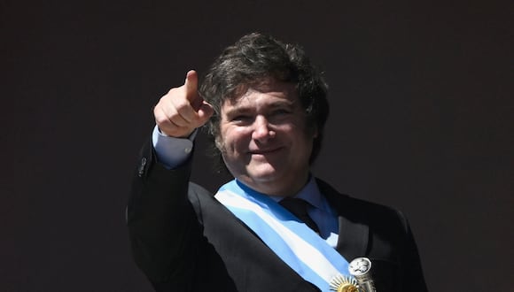 El nuevo presidente de Argentina, Javier Milei, hace gestos desde un balcón del palacio de gobierno de la Casa Rosada durante el día de su toma de posesión en Buenos Aires el 10 de diciembre de 2023. (Foto de Luis ROBAYO/AFP).