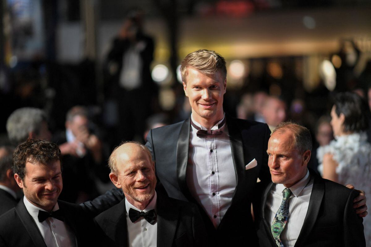 (De izq. a der.) El actor Alden Ehrenreich, el director Ron Howard, el actor Joonas Suotamo y el actor Woody Harrelson posan al salir del Palacio de Festivales el 15 de mayo de 2018 tras la proyección de la película "Solo: Una historia de Star Wars" (Foto: Loic Venance / AFP)