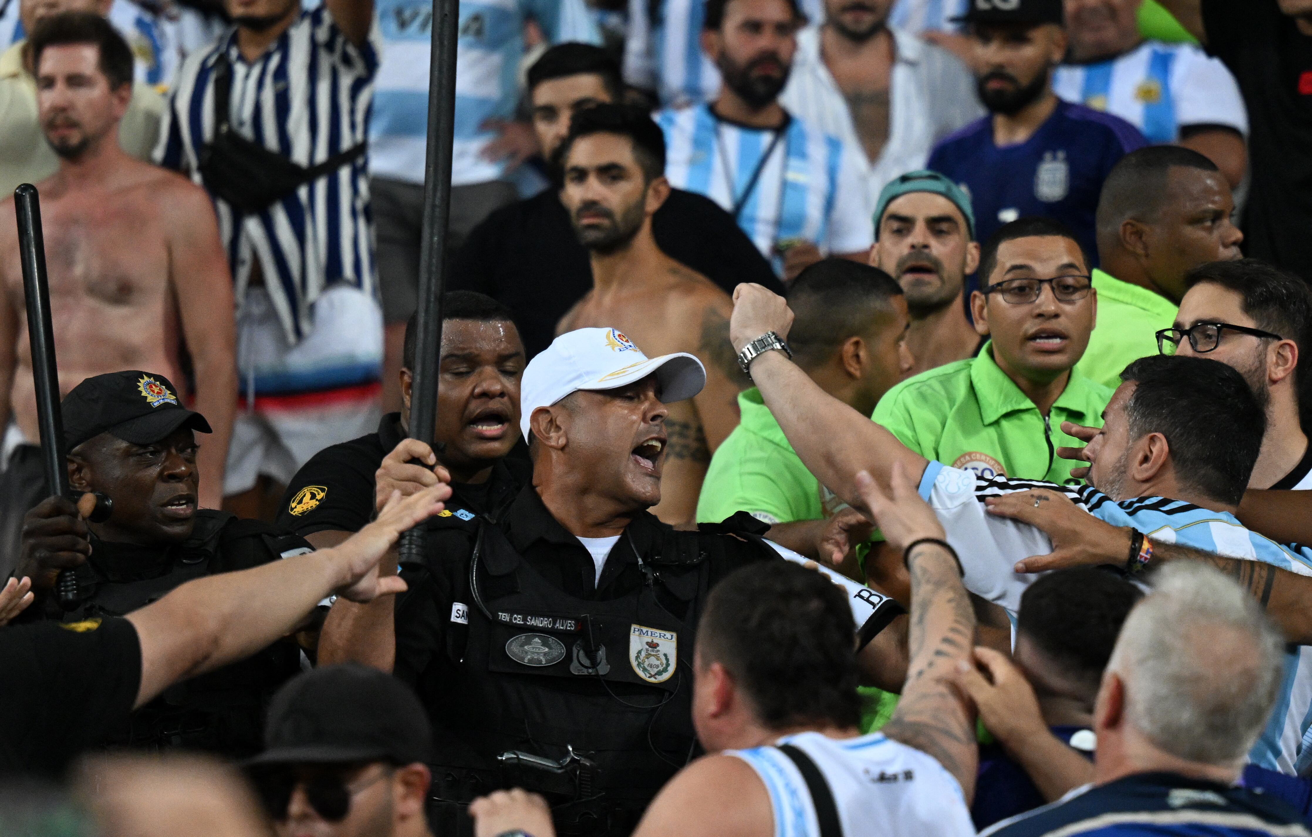 La policía militar de Brasil reprimió a hinchas argentinos, previo al clásico sudamericano. (Foto: CARL DE SOUZA / AFP).