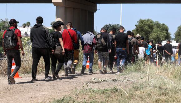 Migrantes hacen fila después de cruzar a Eagle Pass, Texas, EE.UU. (Foto: EFE/EPA/ADAM DAVIS)